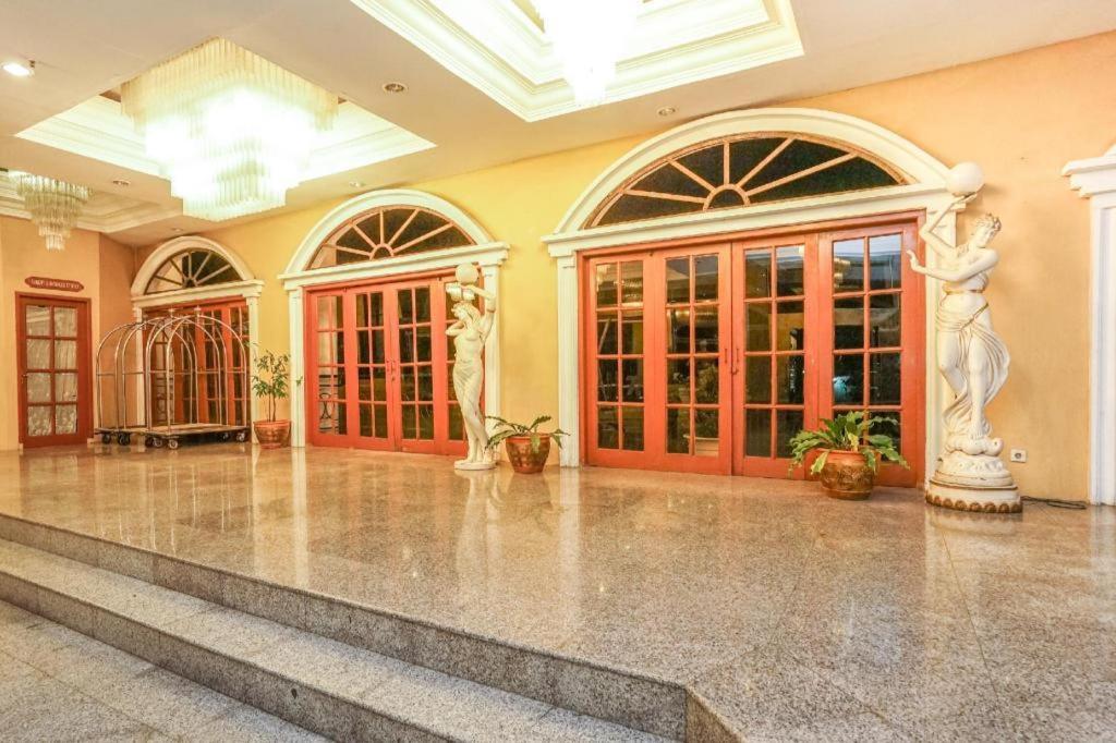Oyo 395 Tretes Raya Hotel Prigen Exterior photo